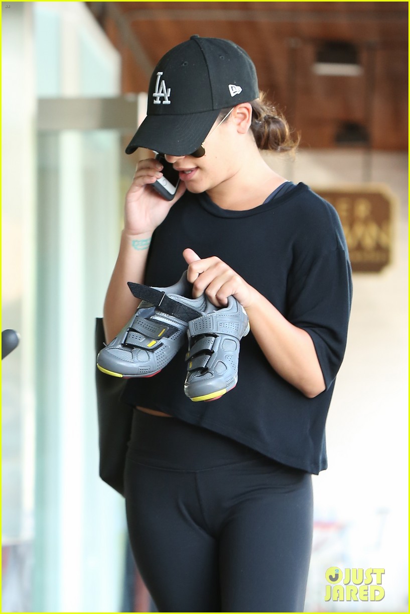 lea michele carries shoes soul cycle class 05