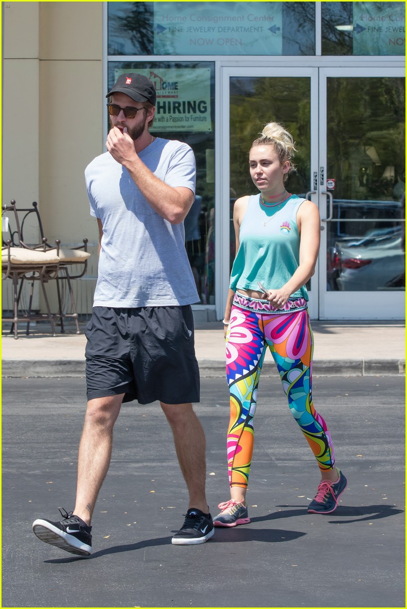 miley cyrus have an afternoon lunch date 07