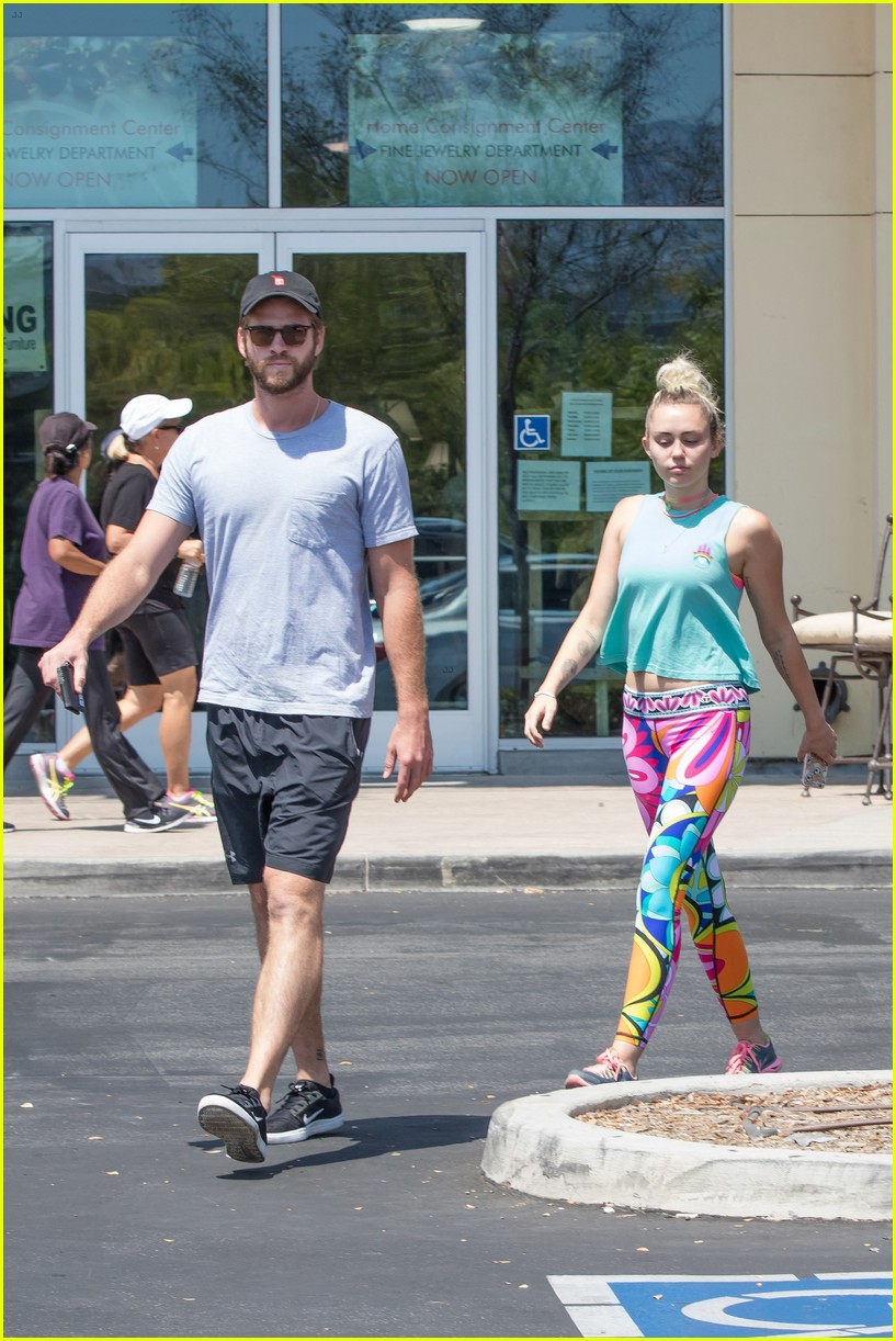 miley cyrus have an afternoon lunch date 24