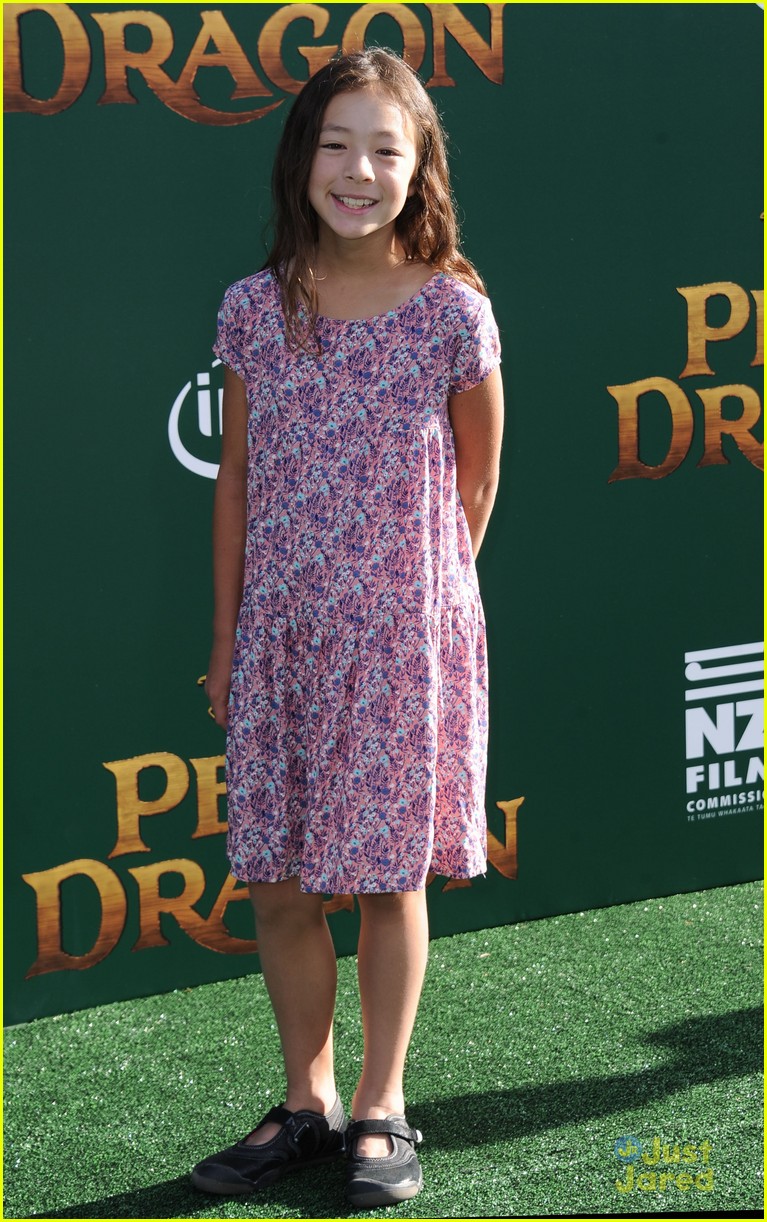 oakes fegley oona laurence petes dragon premiere 04