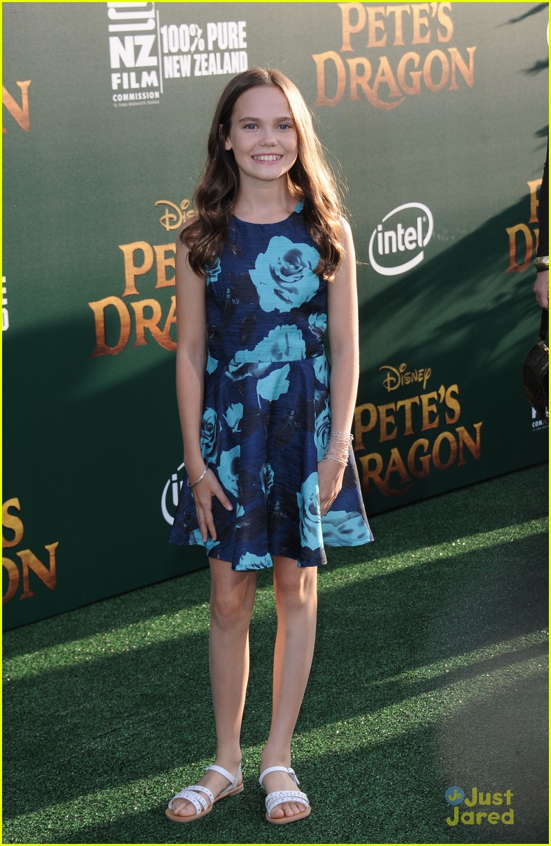 oakes fegley oona laurence petes dragon premiere 05
