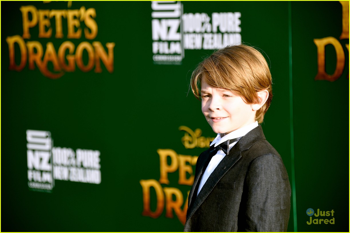 oakes fegley oona laurence petes dragon premiere 09