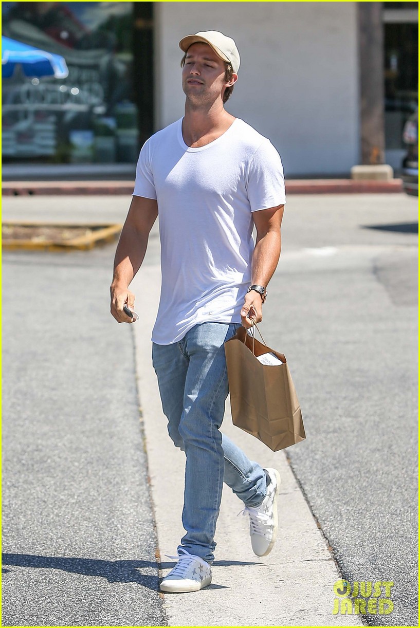 patrick schwarzenegger looks sharp in new pic with his mom siblings00307mytext