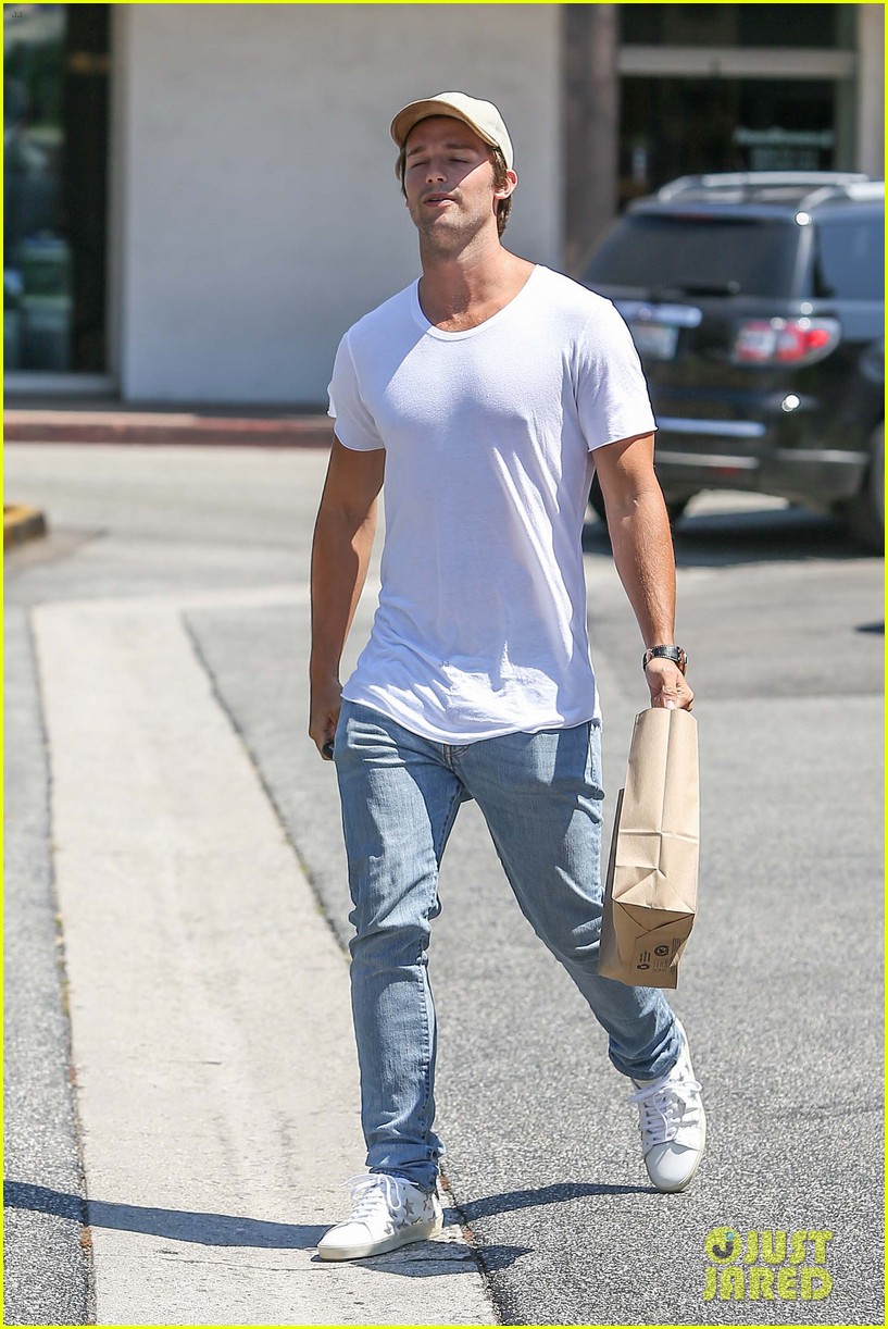 patrick schwarzenegger looks sharp in new pic with his mom siblings00408mytext