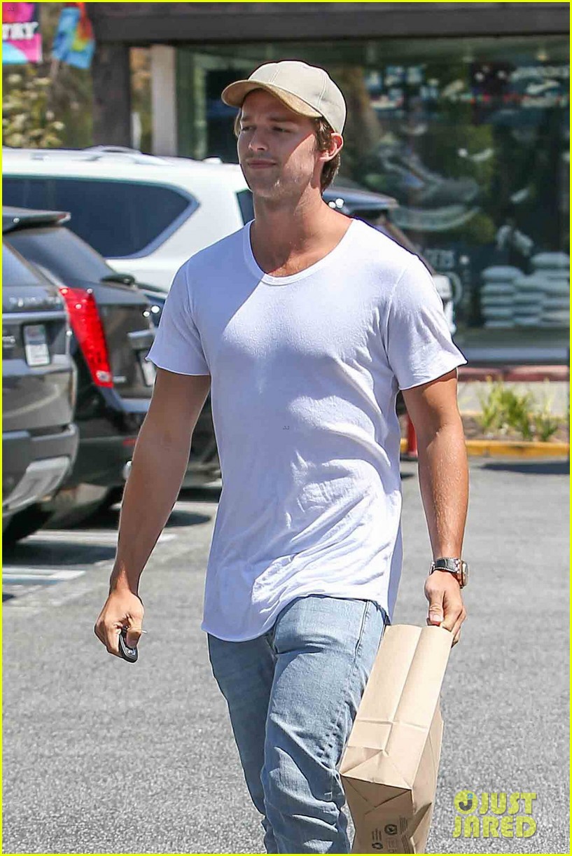 patrick schwarzenegger looks sharp in new pic with his mom siblings00913mytext