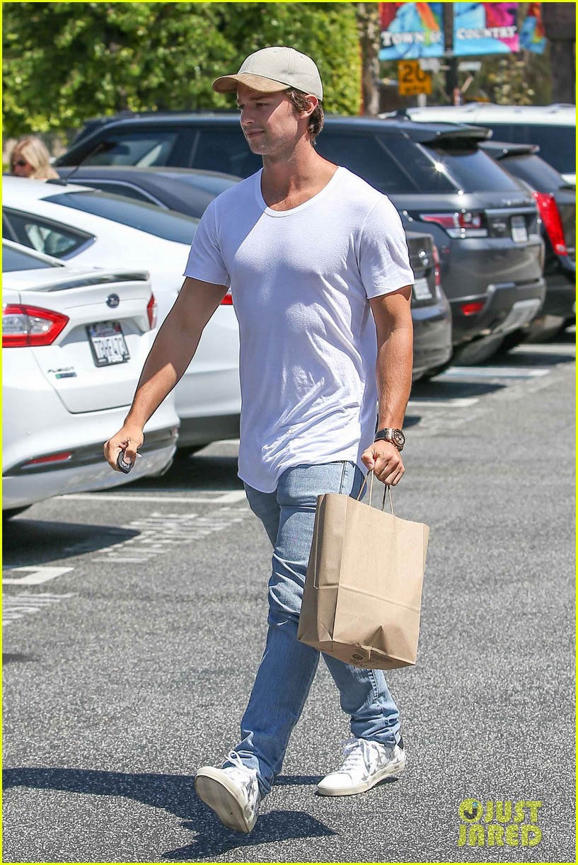 patrick schwarzenegger looks sharp in new pic with his mom siblings01115mytext