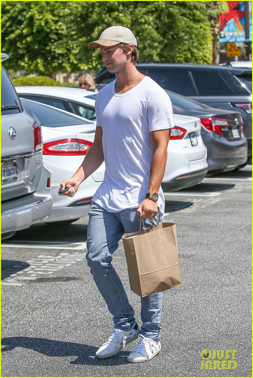 patrick schwarzenegger looks sharp in new pic with his mom siblings01216mytext
