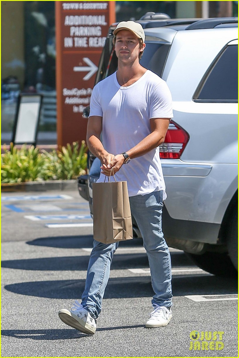 patrick schwarzenegger looks sharp in new pic with his mom siblings01317mytext