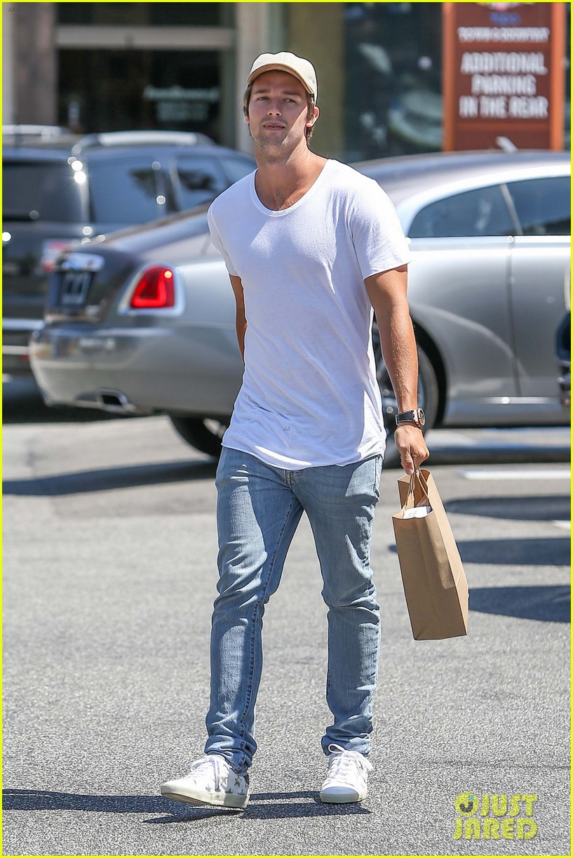 patrick schwarzenegger looks sharp in new pic with his mom siblings02124mytext