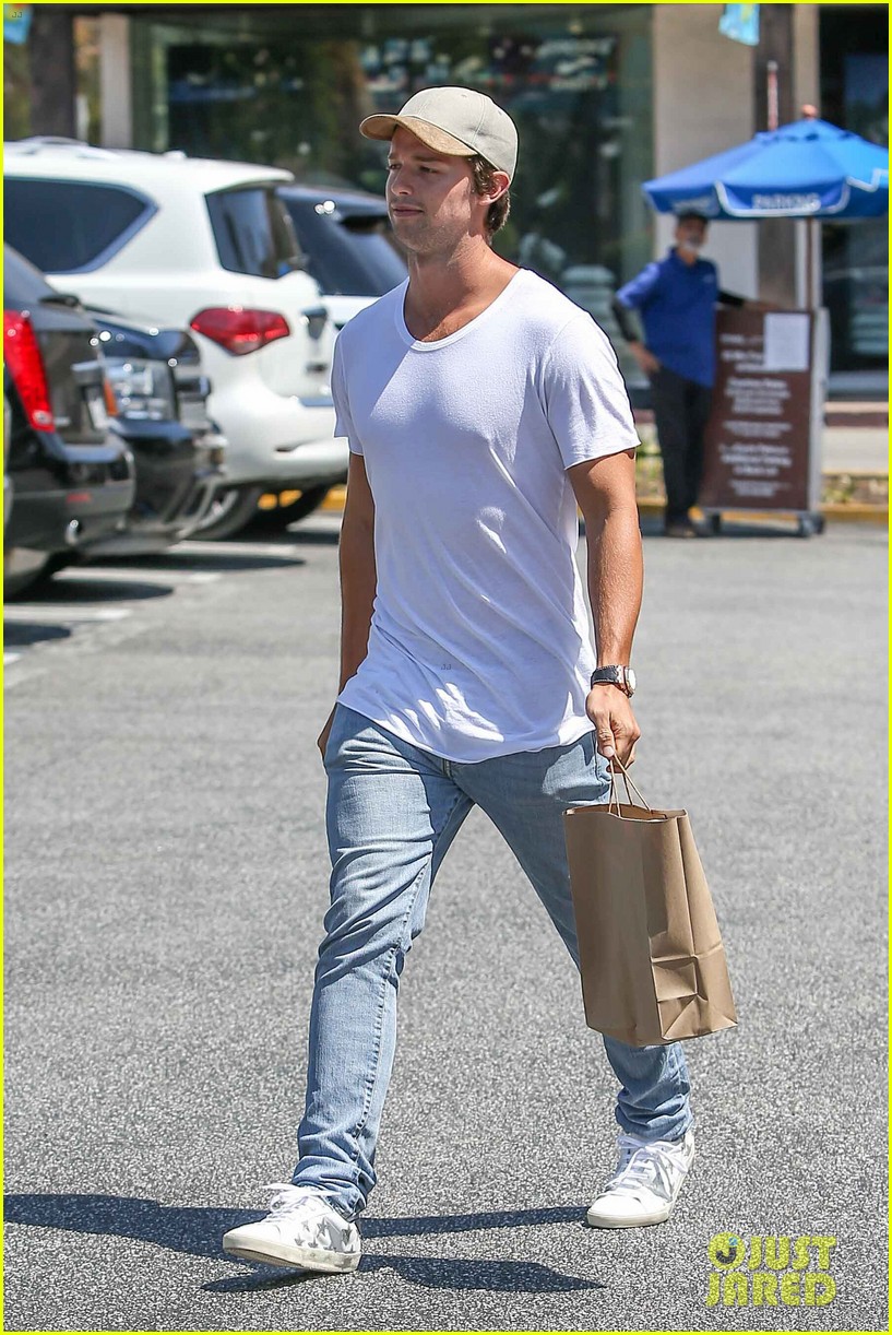 patrick schwarzenegger looks sharp in new pic with his mom siblings02931mytext