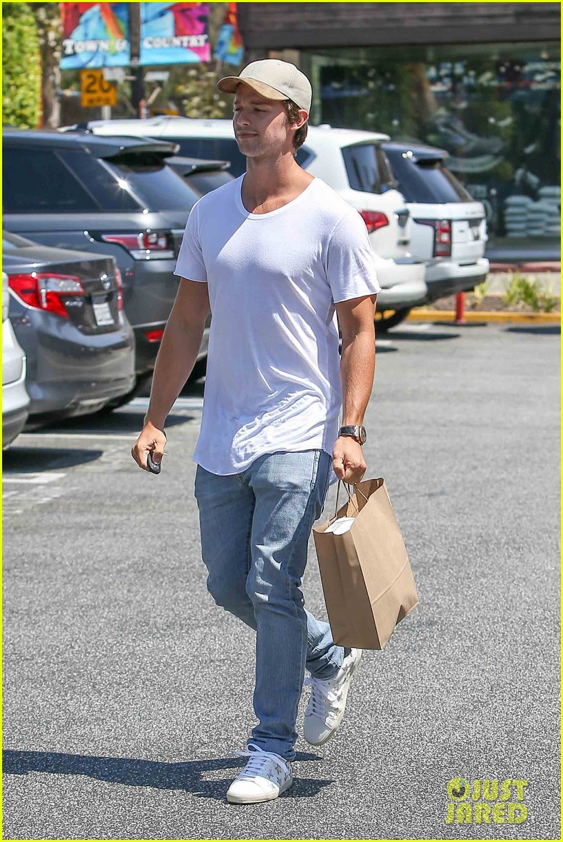 patrick schwarzenegger looks sharp in new pic with his mom siblings03133mytext