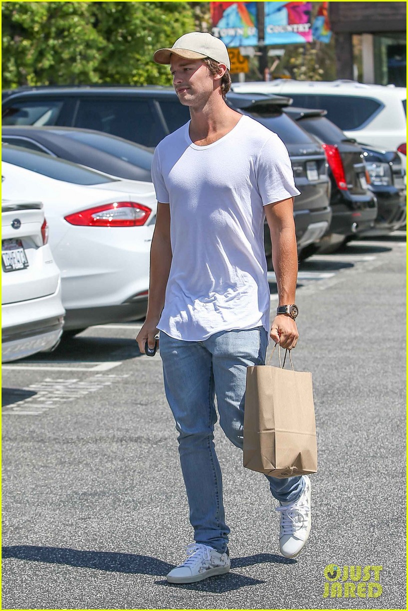 patrick schwarzenegger looks sharp in new pic with his mom siblings03334mytext