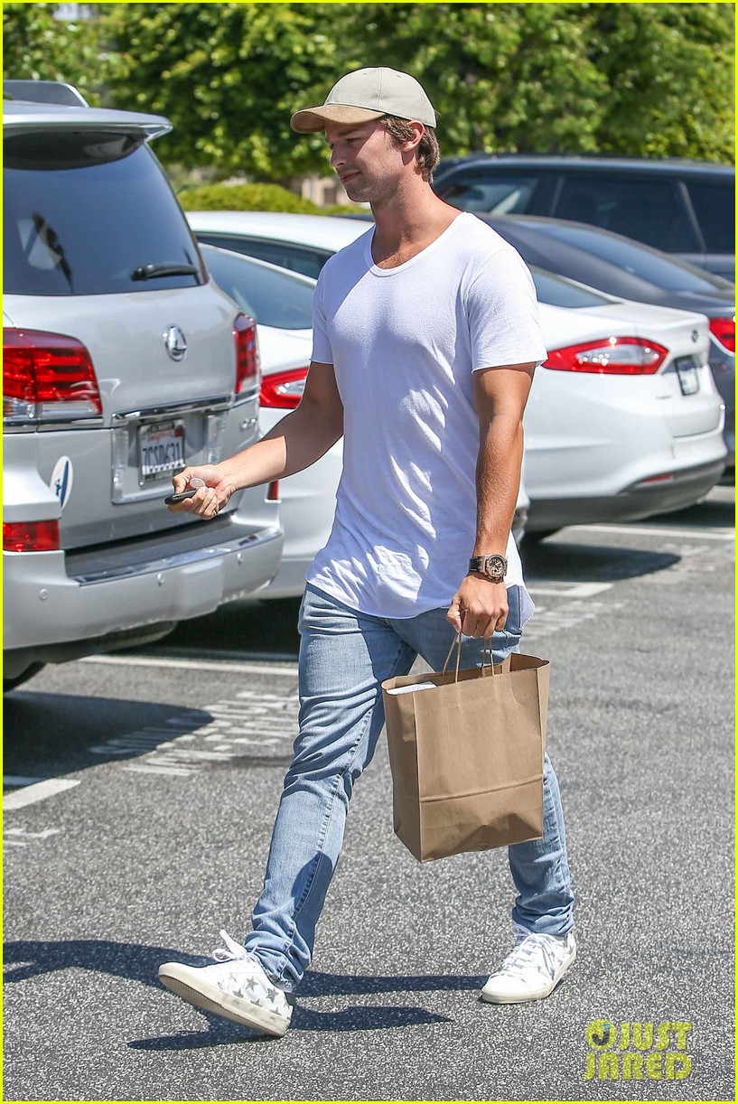 patrick schwarzenegger looks sharp in new pic with his mom siblings03535mytext