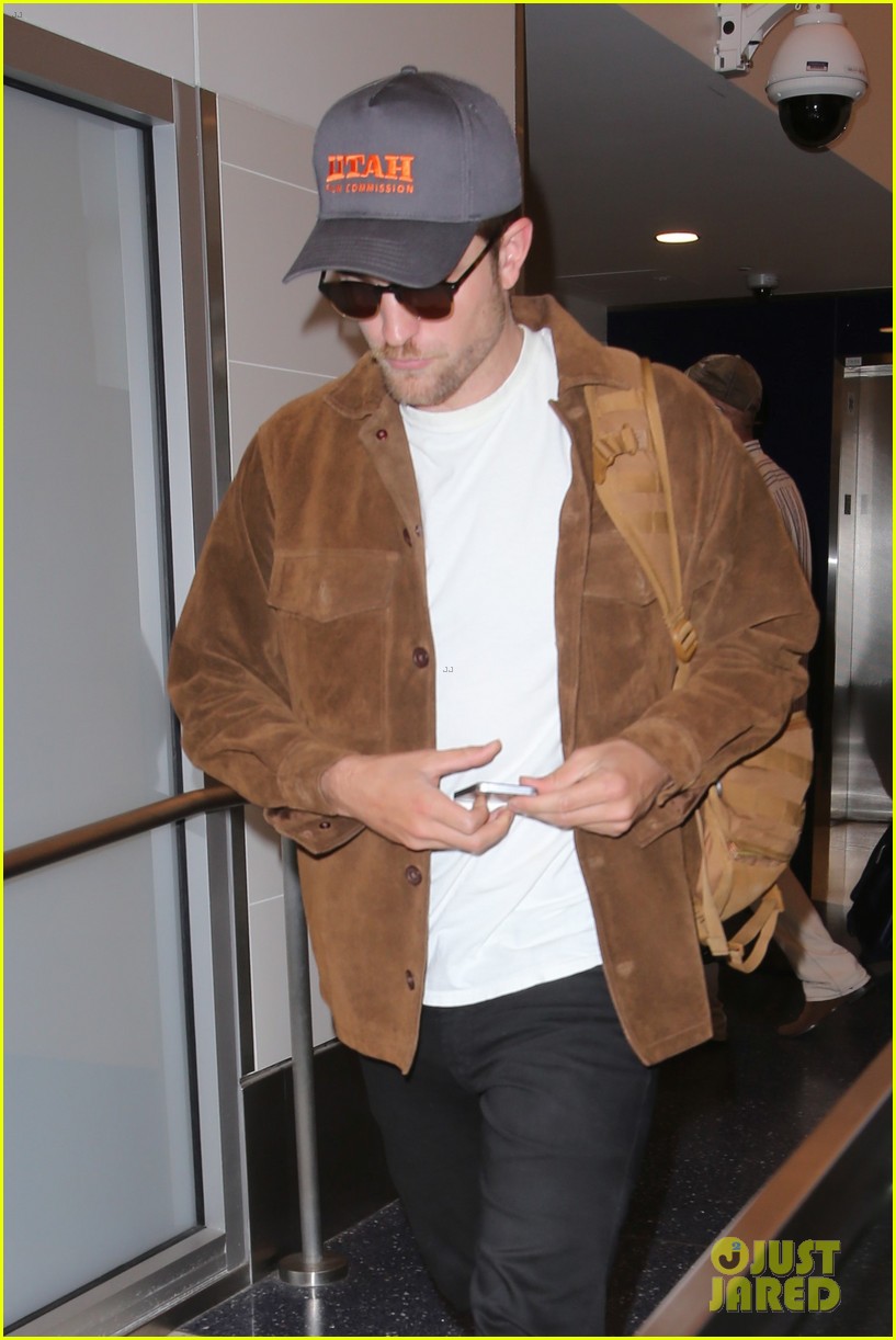 rob pattinson hurries to catch a flight out of lax airport 01