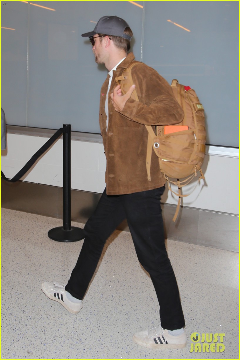rob pattinson hurries to catch a flight out of lax airport 02