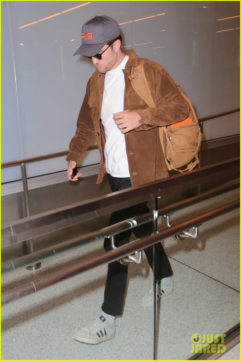 rob pattinson hurries to catch a flight out of lax airport 03