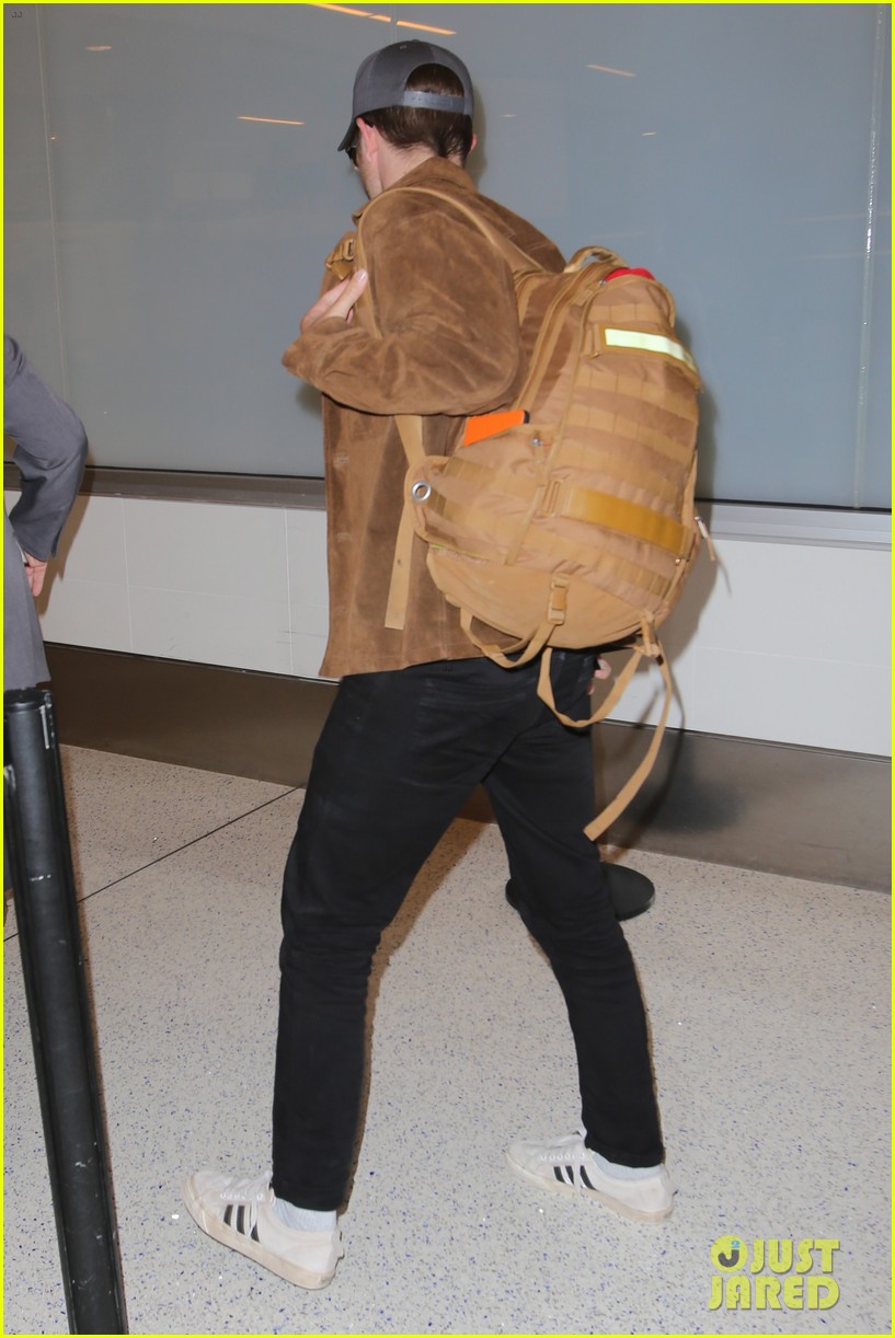 rob pattinson hurries to catch a flight out of lax airport 04