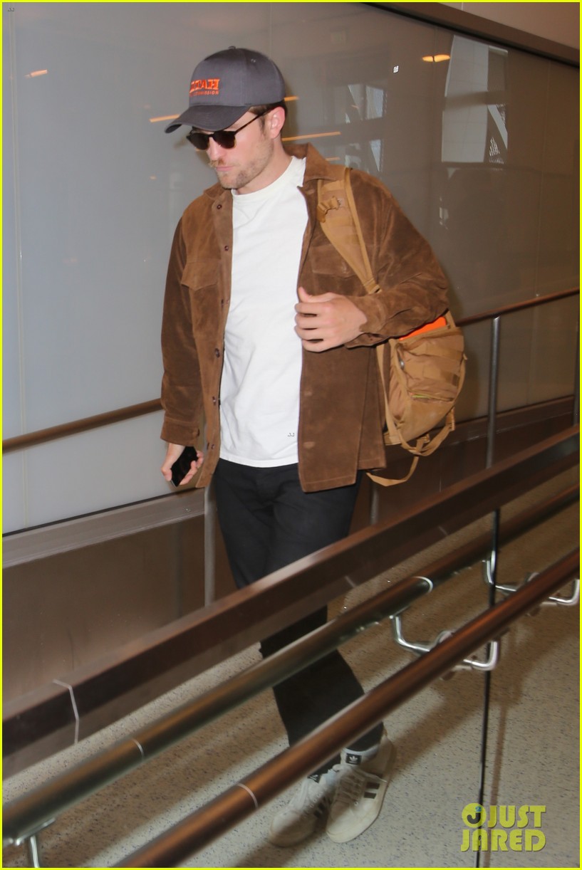 rob pattinson hurries to catch a flight out of lax airport 06