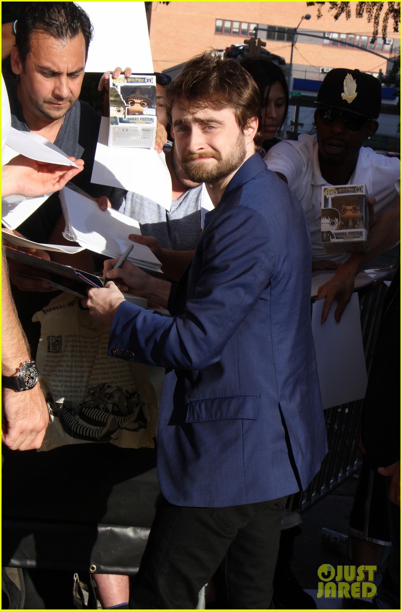 daniel radcliffe makes it clear that he really doesnt mind talking about harry potter 01