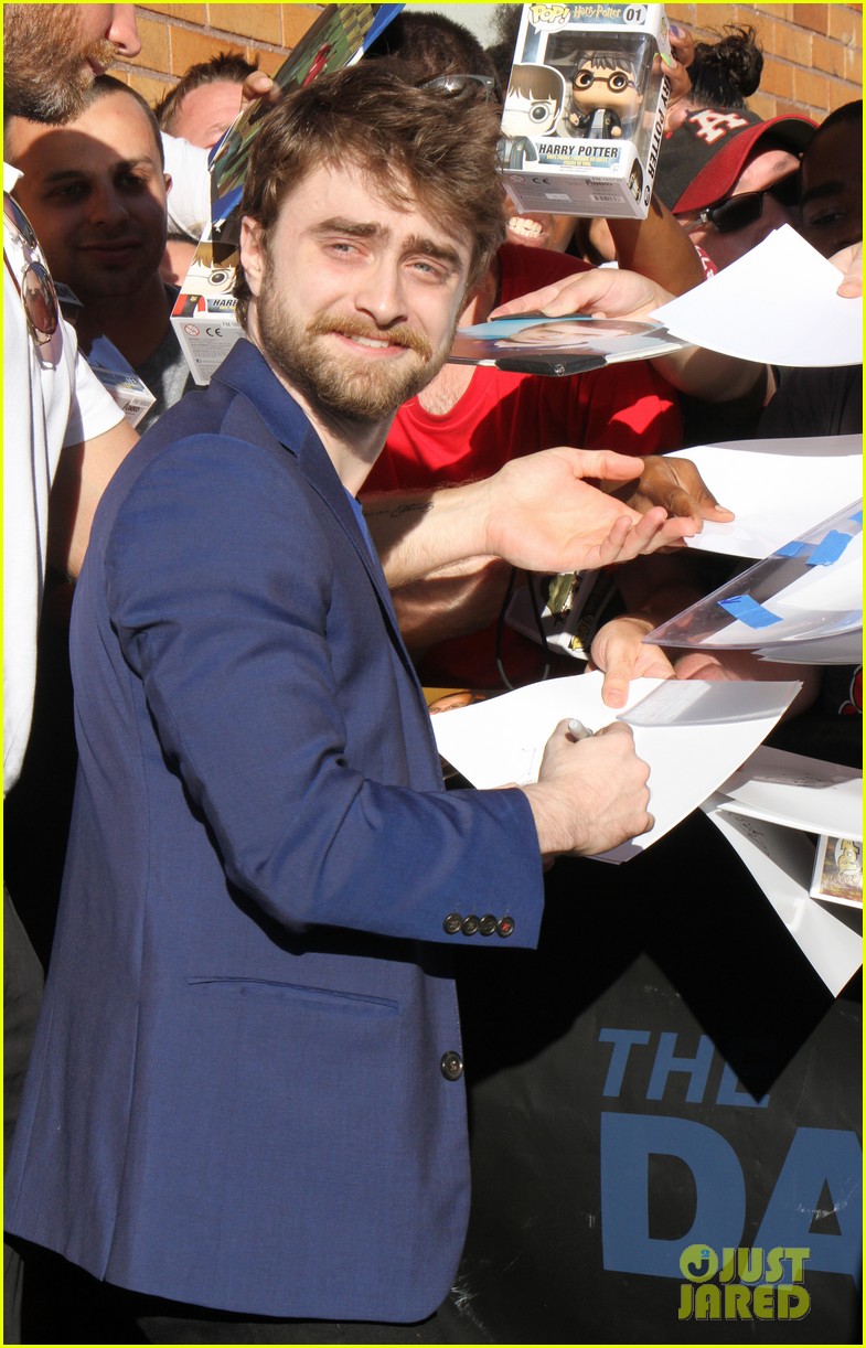 daniel radcliffe makes it clear that he really doesnt mind talking about harry potter 08