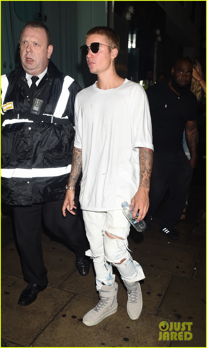 rihanna and justin bieber party together at a nightclub in london 02