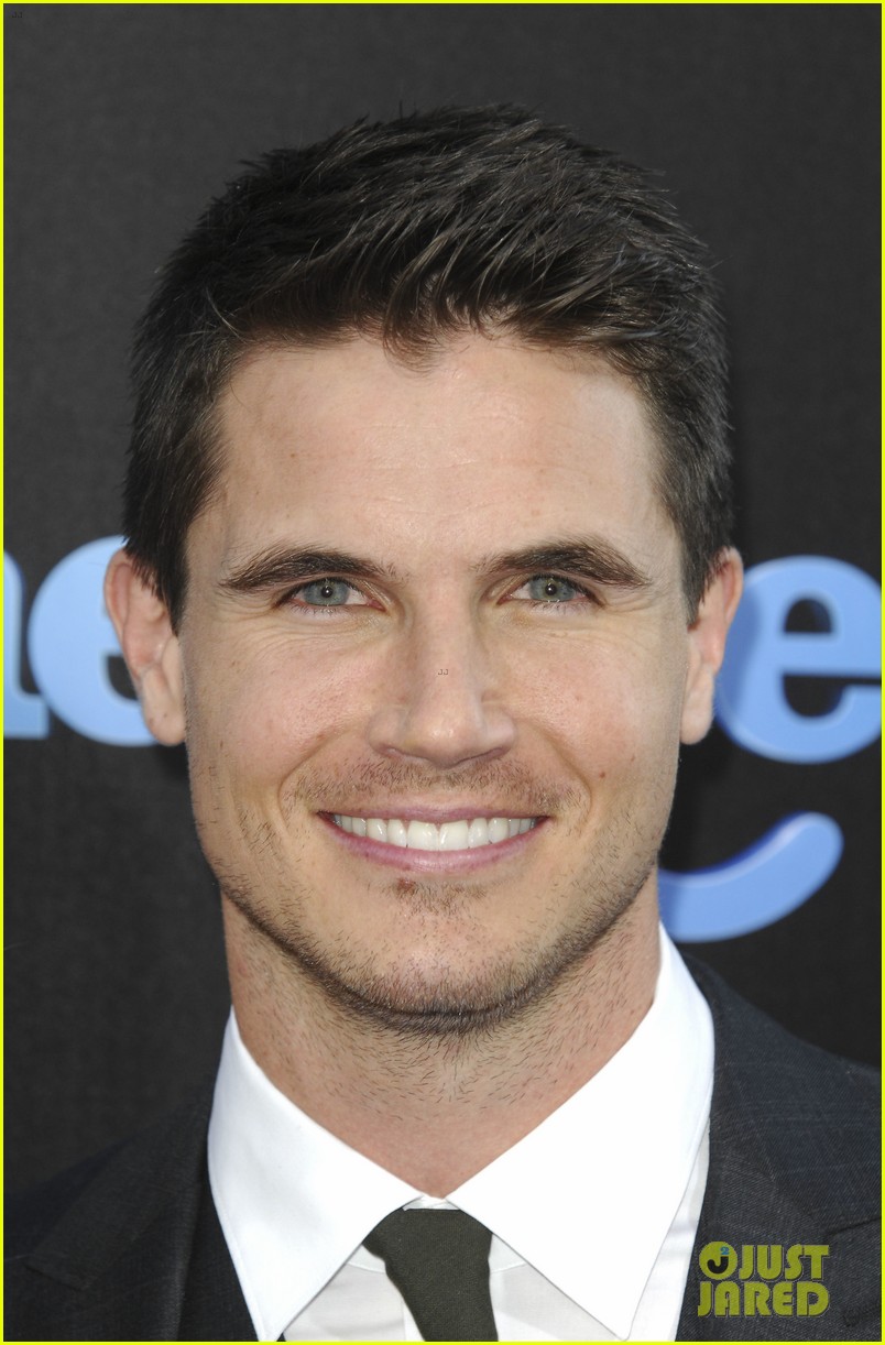 Full Sized Photo of robbie amell nine lives premiere hollywood 01 ...
