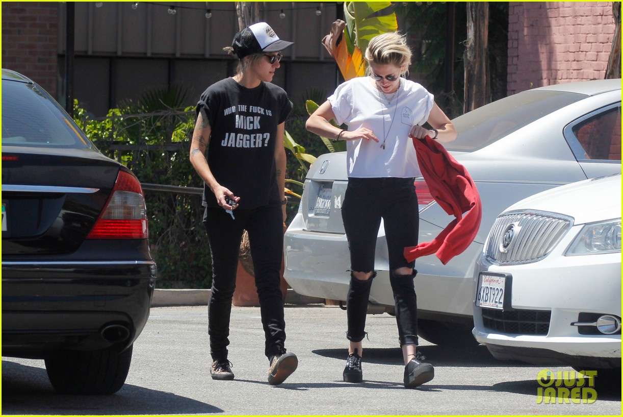 kristen stewart is all smiles while on date with gf alicia cargile01313