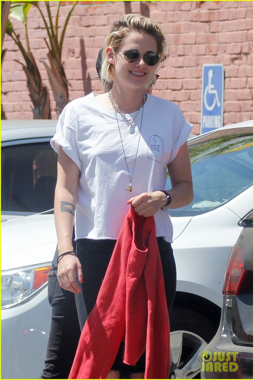 kristen stewart is all smiles while on date with gf alicia cargile303