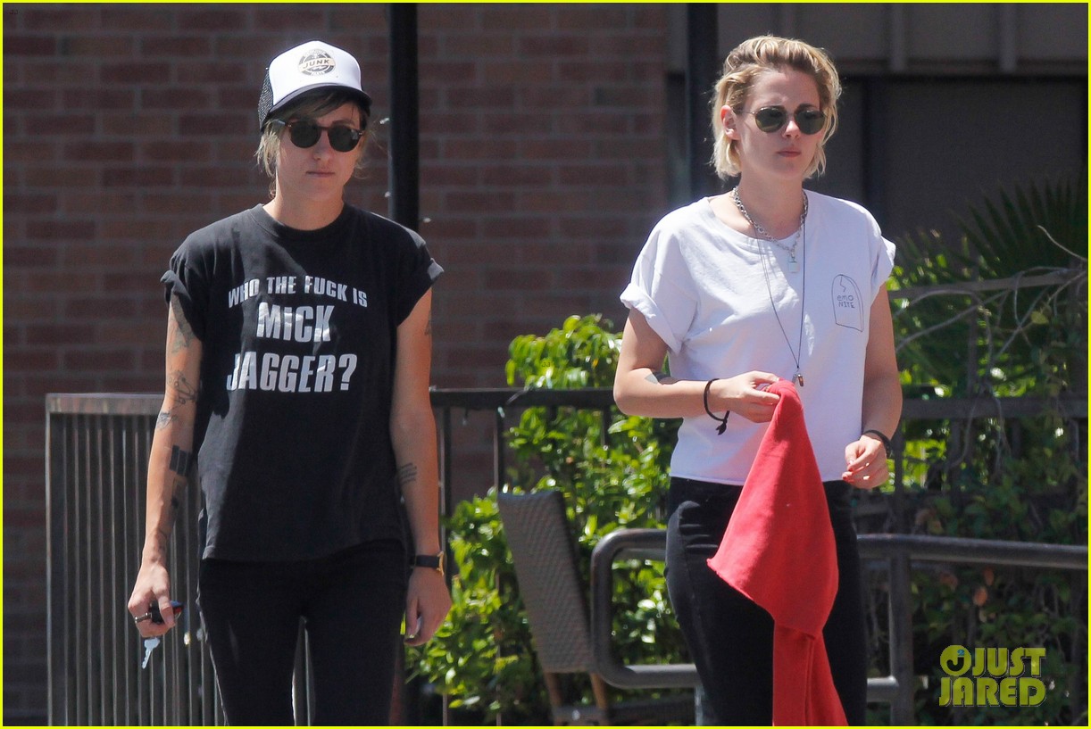 kristen stewart is all smiles while on date with gf alicia cargile404