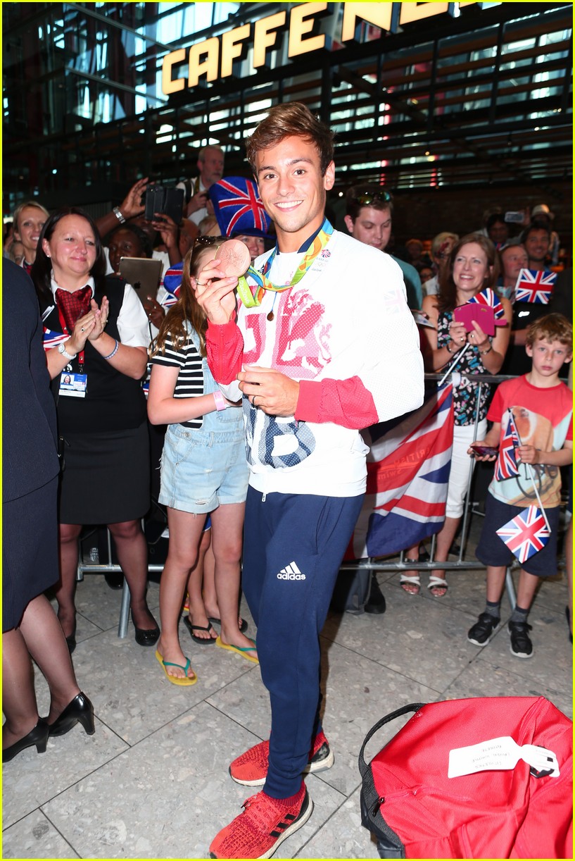 tom daley reflects on rio olympics after returning home 03