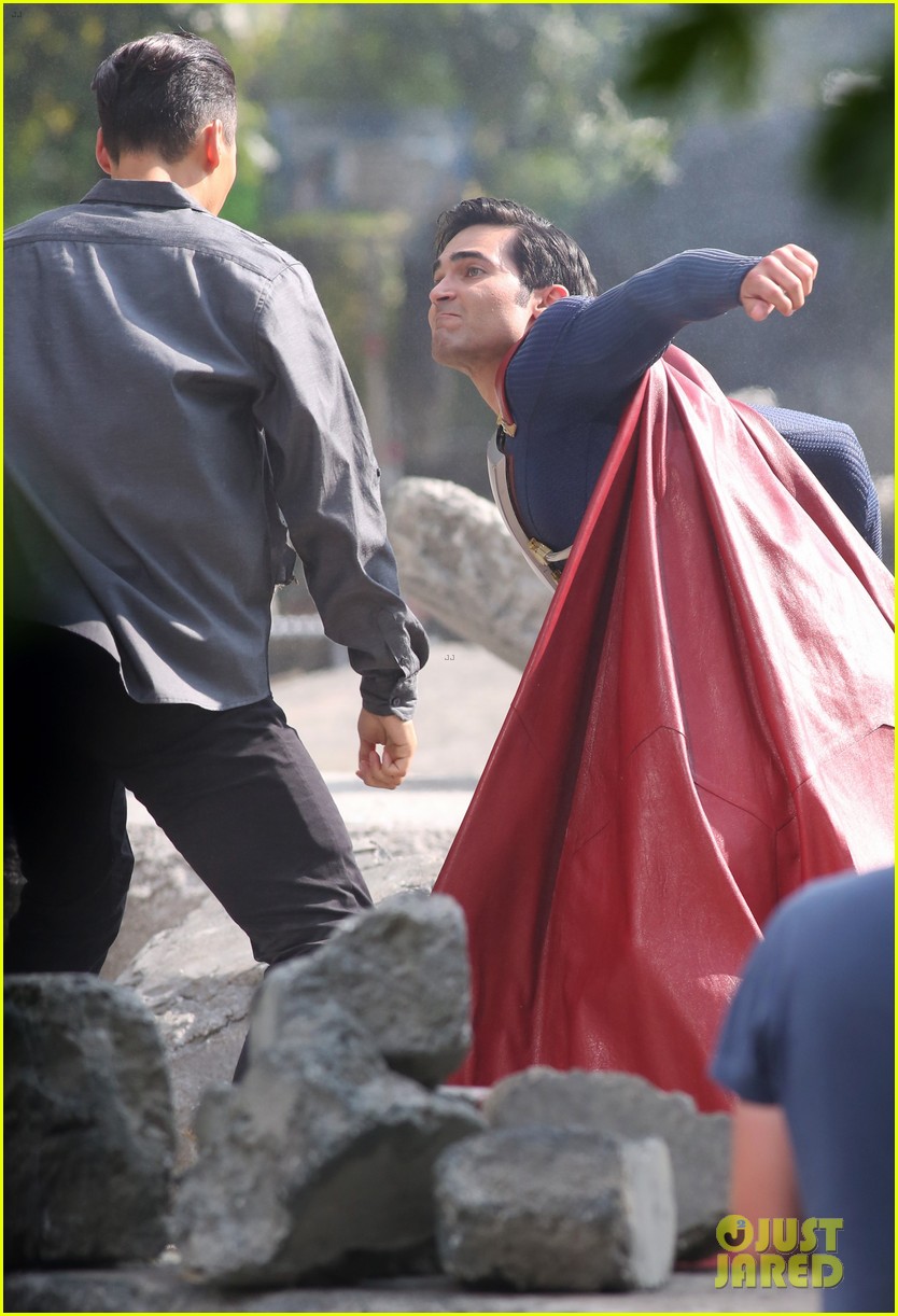 tyler hoechlin fight scene superman supergirl 06