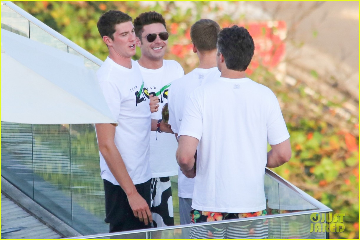 zac efron continues to support team usa in rio01010