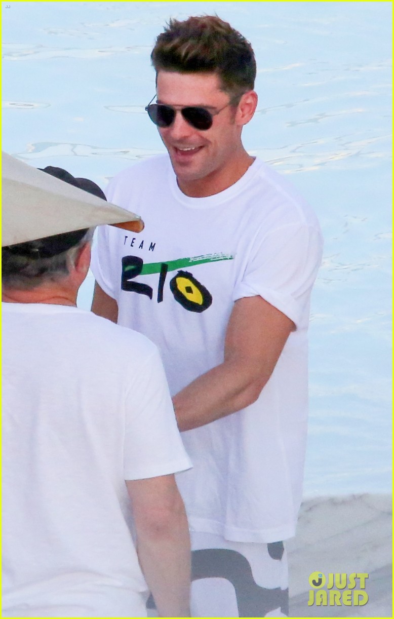 zac efron continues to support team usa in rio01412