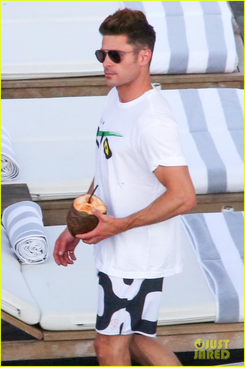 zac efron continues to support team usa in rio01513