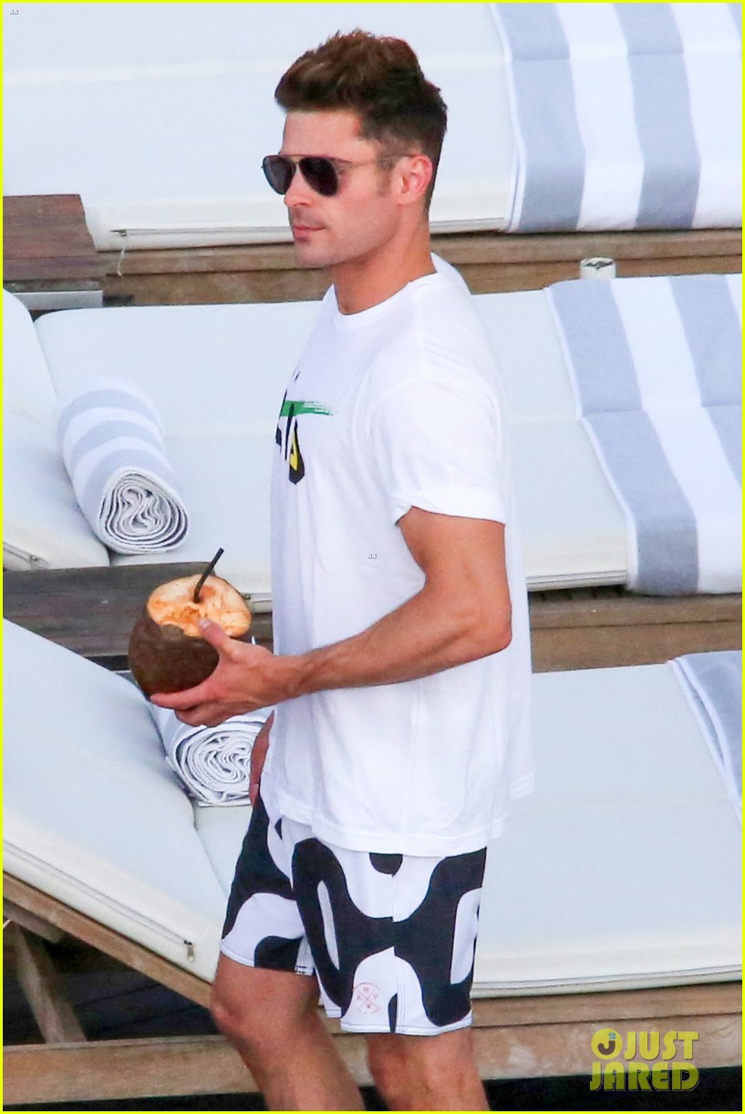 zac efron continues to support team usa in rio02519