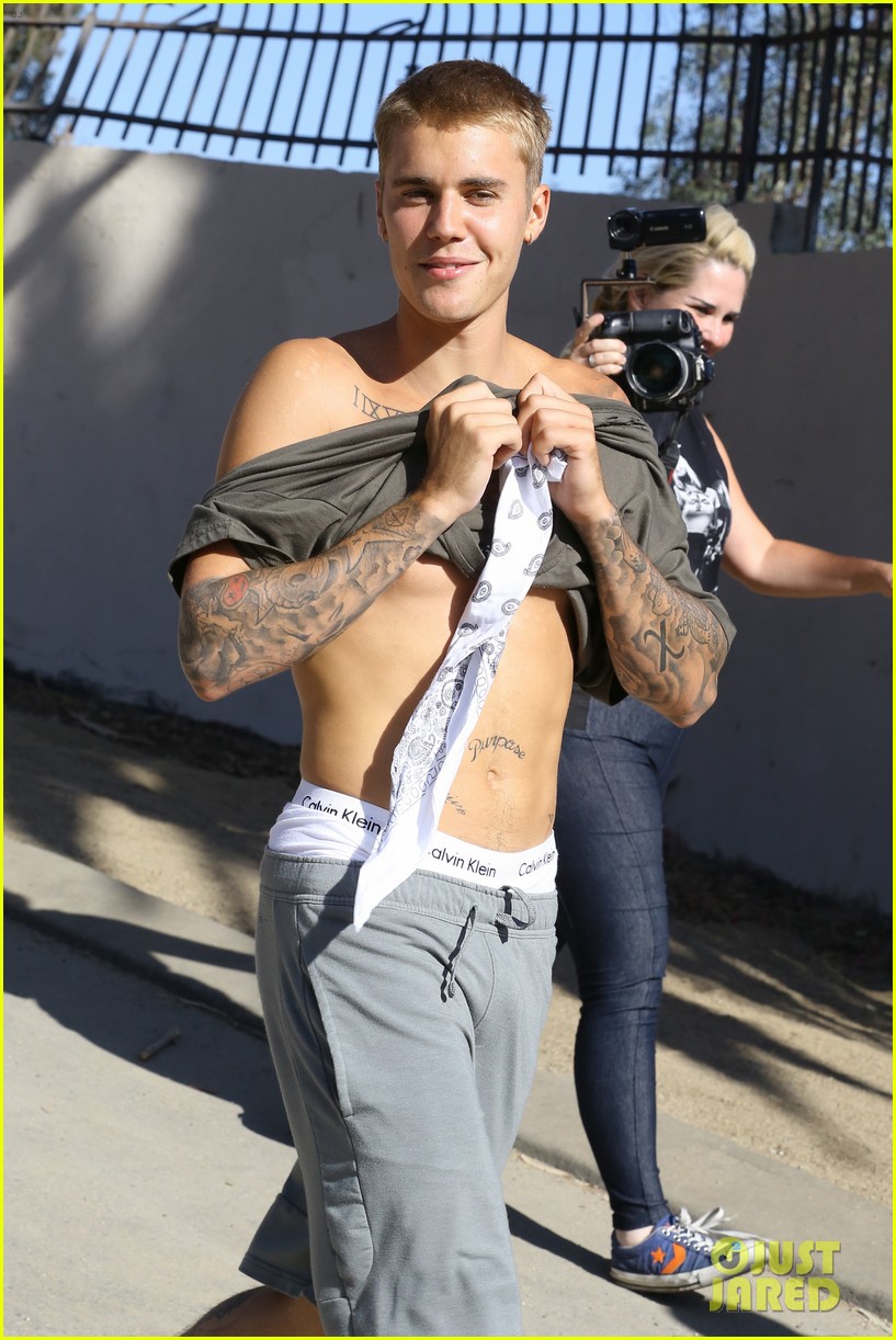 justin bieber ditches hist shirt while on a run00707mytext