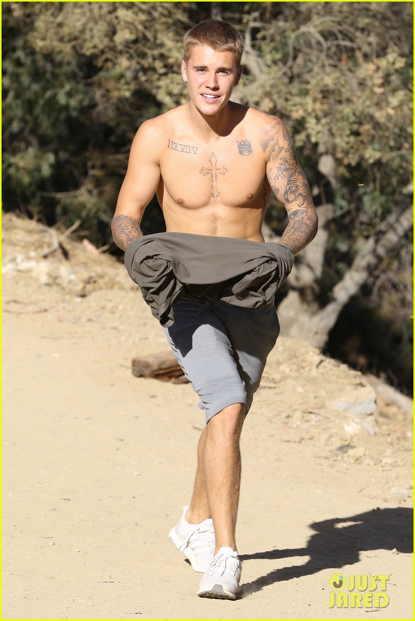 justin bieber ditches hist shirt while on a run01008mytext