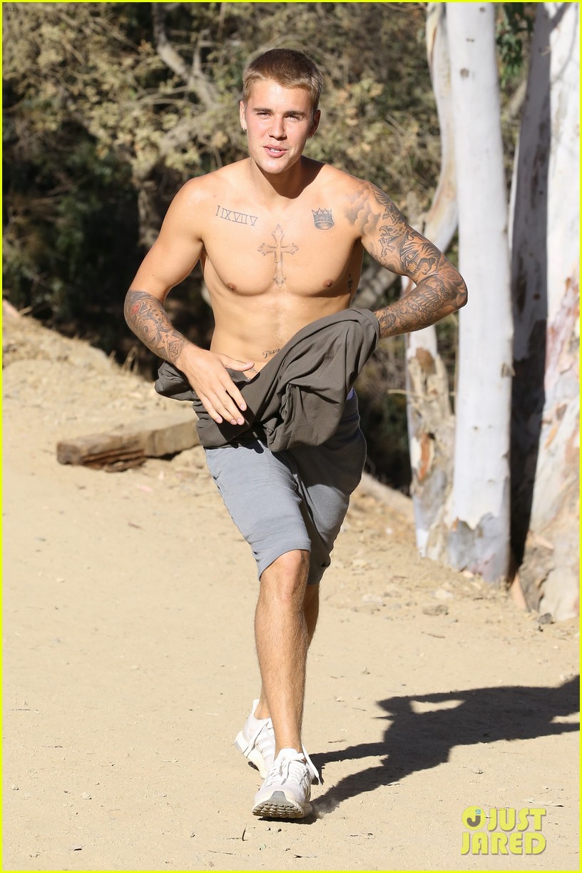justin bieber ditches hist shirt while on a run02111mytext