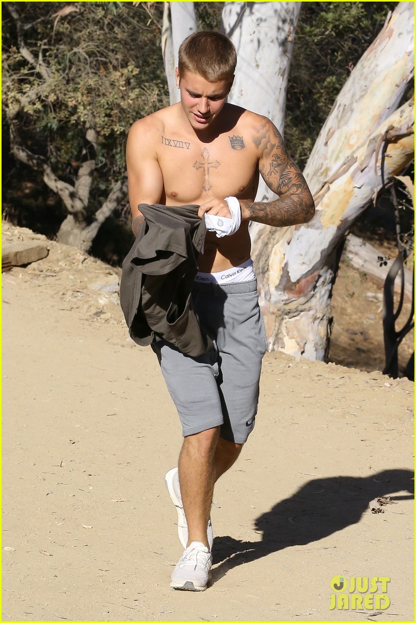 justin bieber ditches hist shirt while on a run03013mytext