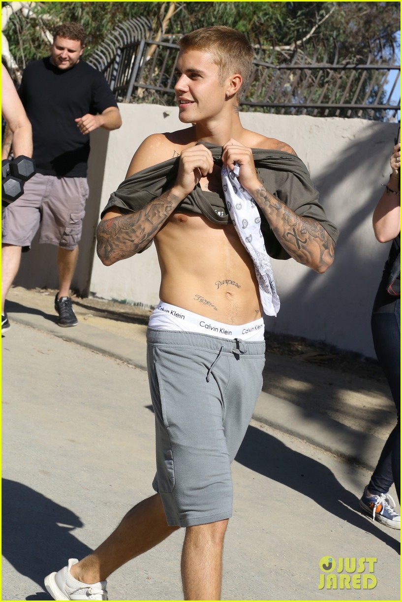 justin bieber ditches hist shirt while on a run03415mytext