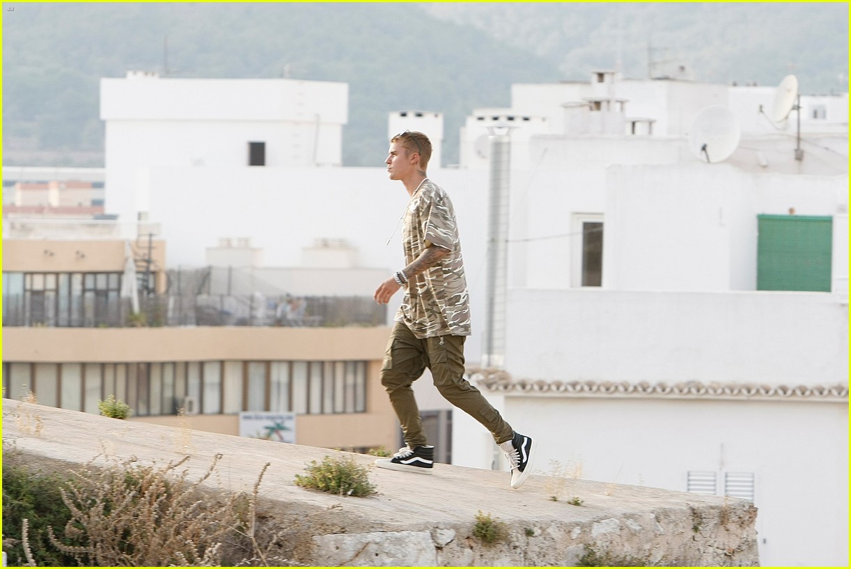 justin bieber hangs in ibiza on day off from purpose tour 31