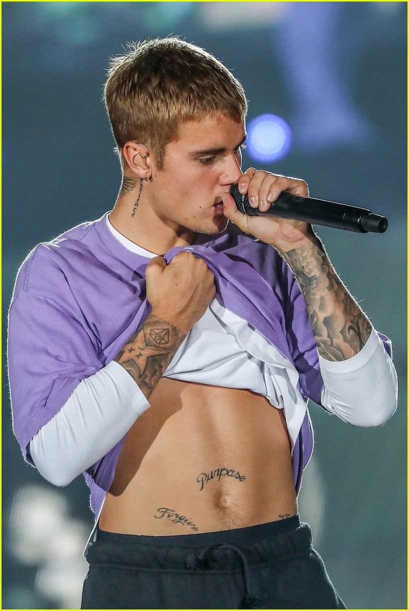 justin bieber flashes his abs during paris concert 04