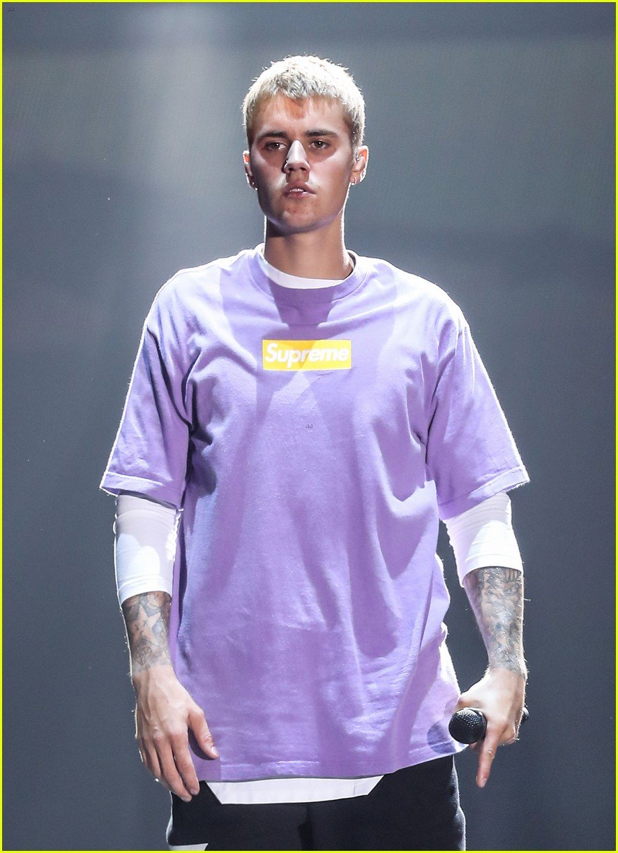 justin bieber flashes his abs during paris concert 11