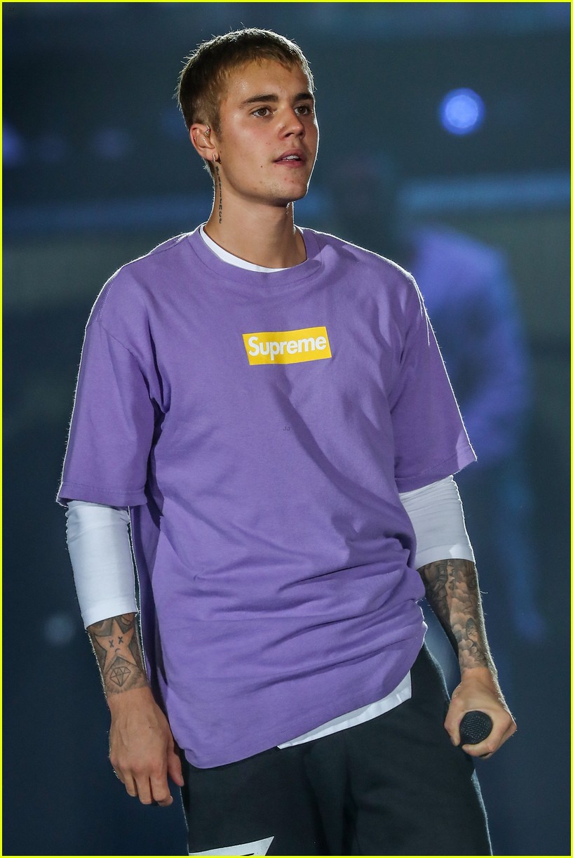 justin bieber flashes his abs during paris concert 12