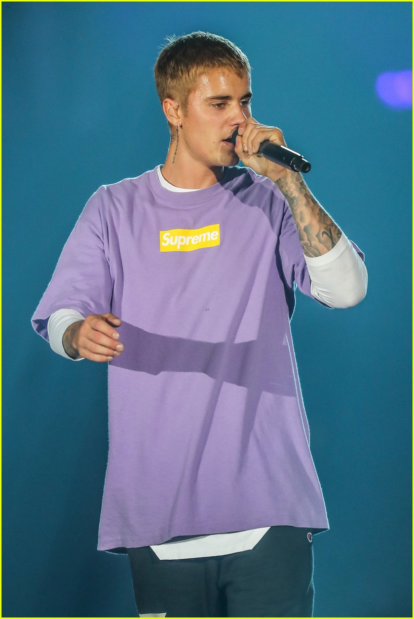 justin bieber flashes his abs during paris concert 16