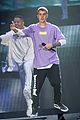 justin bieber flashes his abs during paris concert 01