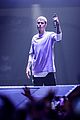justin bieber flashes his abs during paris concert 10
