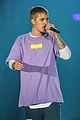 justin bieber flashes his abs during paris concert 16