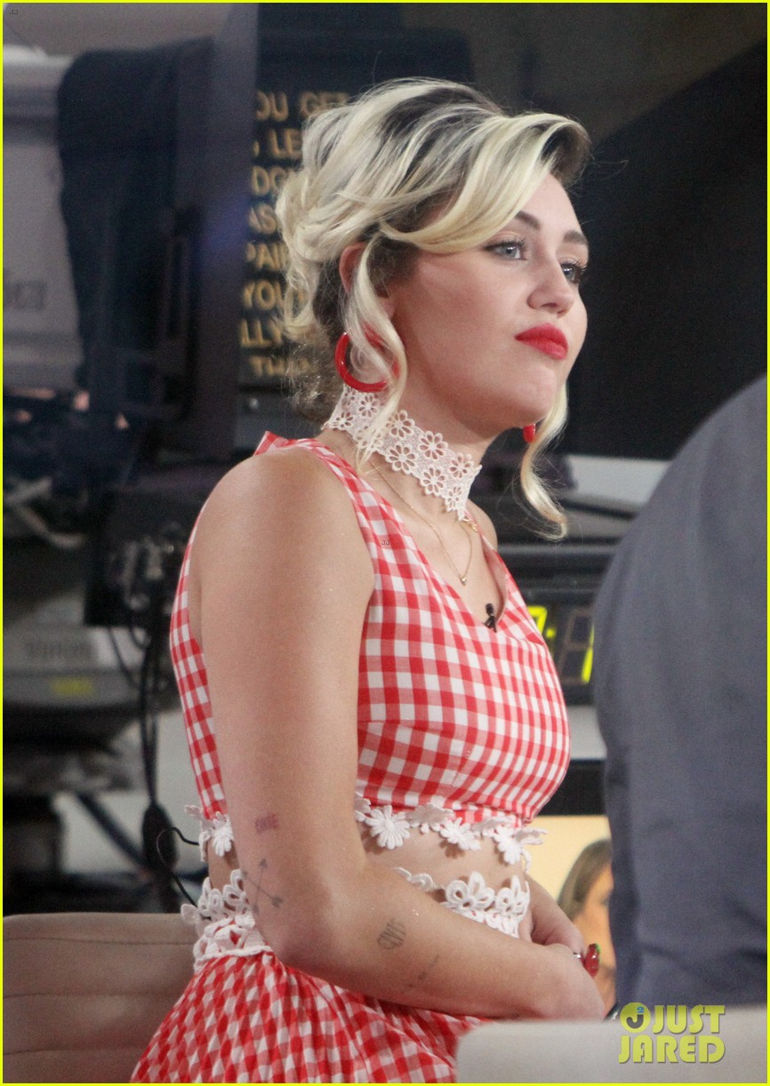 miley cyrus defends her stance on not walking red carpets 09