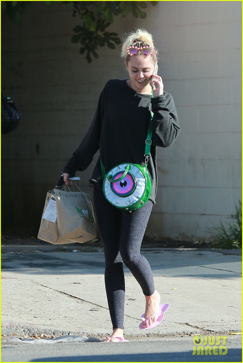 miley cyrus strips off her sweater for a visit to the nail salon 01